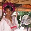 Moyo Bedienung im Xhosa Outfit